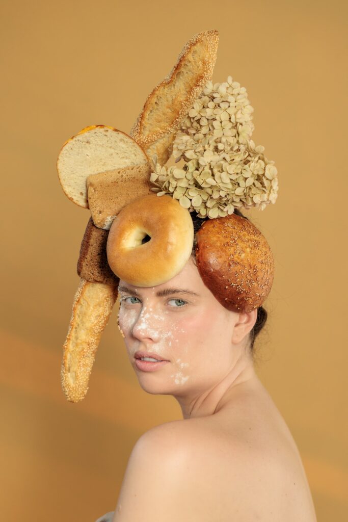 portret z chlebem na głowie